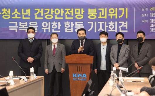 지난해 12월 16일 오후 서울 대한의사협회에서 대한소아청소년과학회, 대한소아청소년과의사회, 대한아동병원협회 주최로 '소아청소년 건강안전망 붕괴 위기 극복을 위한 합동 기자회견'이 열리고 있다. 연합뉴스