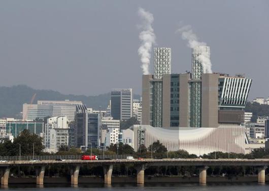 지난해 10월 21일 오후 서울 마포구 한국중부발전 서울발전본부 굴뚝에서 LNG 전력발전으로 인한 수증기가 나오고 있다. 뉴시스