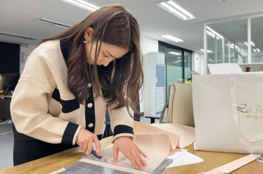 소민경 포모드 대표가 가방 제작을 위한 디자인 작업을 하고 있다. 박세인 인턴기자