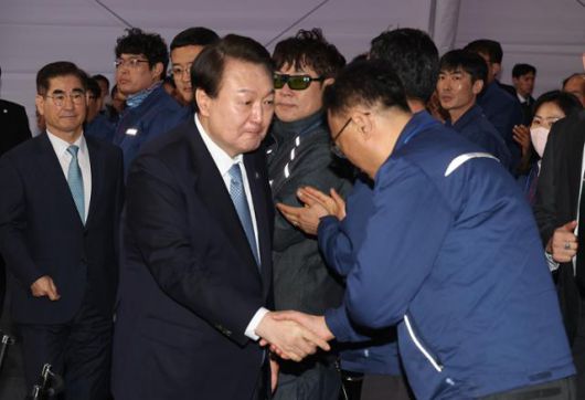 윤석열 대통령이 10일 전북 군산 현대중공업 군산조선소에서 열린 선박 블록 첫 출항식에서 참석자들과 인사하고 있다. 연합뉴스