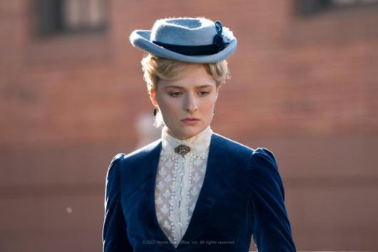 메리언은 아버지가 돌아가신 후 의지할 곳이 없자 뉴욕 고모 집에 살게 된다. 그는 순수와 호의, 배려로 사람들을 대하나 사랑은 그를 배신한다. 웨이브 제공