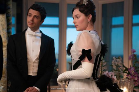 래리(왼쪽)는 신흥 부호 조지 러셀의 아들로 사업가 아버지와는 다른 꿈을 품고 있다. 웨이브 제공