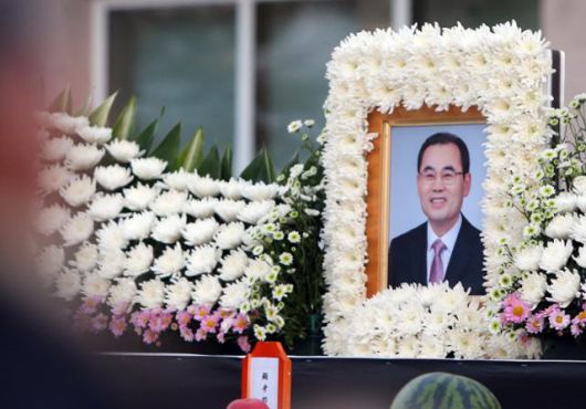 지난 1월 12일 오전 경남 창녕군청 현관 앞에 고인의 영정 사진이 놓여 있다. 연합뉴스