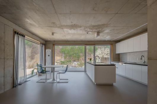 거실과 다이닝공간, 부엌이 연결된 오픈형 구조. 아일랜드 테이블을 둬서 소통을 원활하게 했다. 이재우 건축사진작가 제공