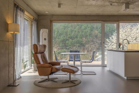 1층엔 통창을 달아 시선을 자연으로 확장했다. 넓지 않은 면적이지만 답답함이 없다. 이재우 건축사진작가 제공