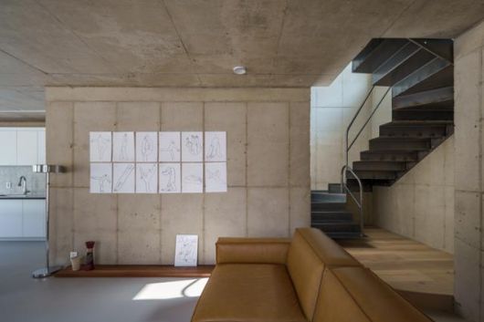 이 집의 포인트인 노출 콘크리트 내벽과 검은색 철제 계단. 재료의 거친 물성을 그대로 드러낸 최소한의 인테리어가 세련된 느낌을 낸다. 이재우 건축사진작가 제공