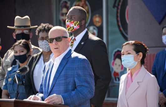 래리 호건 메릴랜드 주지사가 지난해 아시아 폭력과 차별에 관한 연설을 하고 있다. 그의 부인 유미 호건이 옆에 서있다. AP 연합뉴스