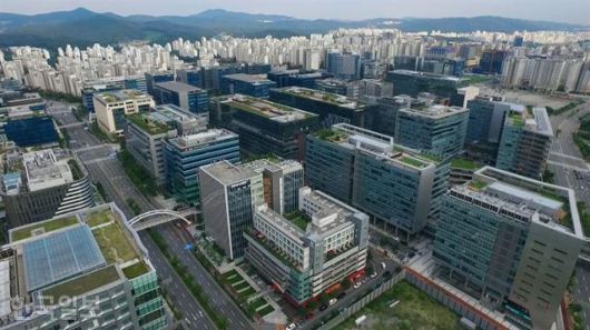 산업연구원이 지난해 수도권 소재 민간 IT기업 40곳 및 관련 전문가들을 상대로 약 3개월간 심층조사한 결과에는, 민간IT기업 등 비(非)방산업체들이 국내 방산시장 진출에서 겪는 어려움이 잘 드러나 있다. 사진은 성남 판교 테크노밸리 전경. 한국일보 자료사진