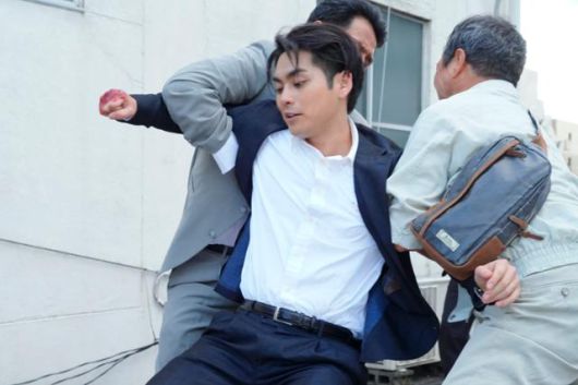 아가와는 강력반 형사였으나 폭력적인 성향이 문제가 돼 순경으로 시골 마을에 부임하게 된다. 월트디즈니컴퍼니 코리아 제공