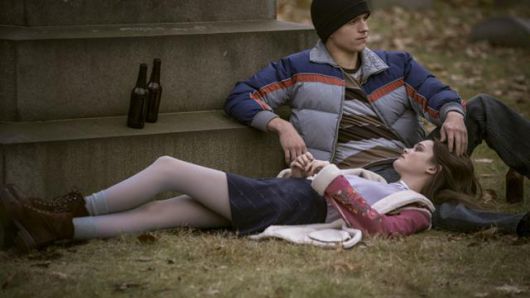 체리는 연인 에밀리와 뜨거운 사랑을 나누나 치기 어린 선택을 하면서 인생행로가 급격히 바뀐다. 애플TV플러스 제공