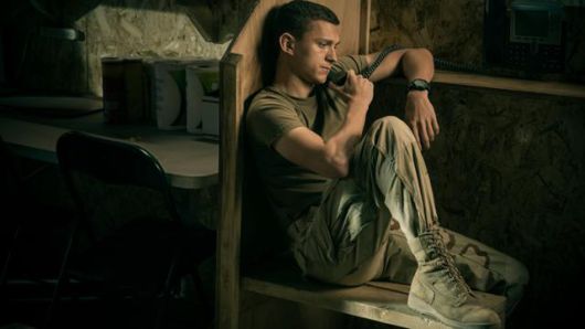 자원입대를 해 이라크에 파병된 체리는 멀리 떨어져 있는 에밀리를 그리워하며 하루하루를 보낸다. 애플TV플러스 제공