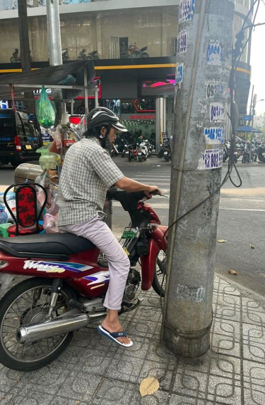 6일 베트남 하노이에서 한 오토바이 운전자가 입에 담배를 문 채 신호가 바뀌기를 기다리고 있다. 하노이=허경주 특파원