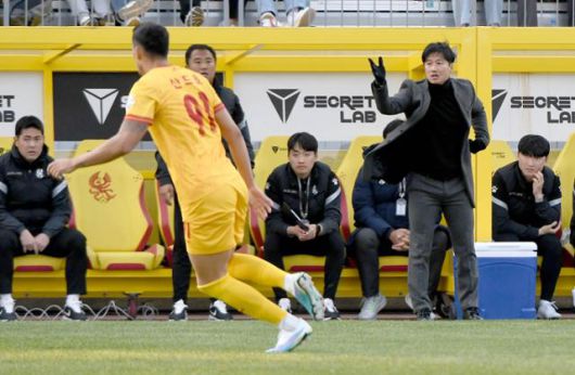 이정효(오른쪽 두 번째) 광주FC 감독이 5일 광주 서구 광주축구전용구장에서 열린 하나원큐 프로축구 K리그1 2라운드 FC서울의 경기 중 선수들에게 지시를 하고 있다. 광주=뉴시스