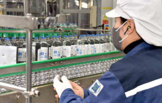 2일 대전 서구 충청권 주류업체 맥키스컴퍼니의 소주 공장에서 국내 최저 14.9도 선양소주가 만들어지고 있다. 사진은 공장 직원이 생산된 제품을 포장 전 검수하는 모습. 맥키스컴퍼니 제공