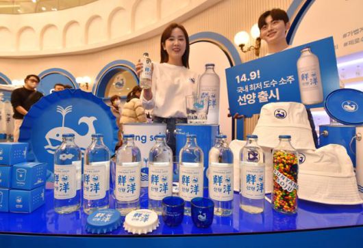 선양소주가 출시된 2일 대전 유성구 신세계백화점에서 열린 팝업스토어에서 모델들이 최저 도수 14.9도 선양소주를 소개하고 있다. 맥키스컴퍼니 제공