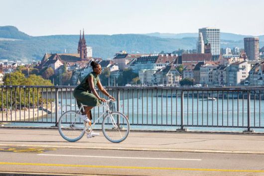 자전거 여행자가 바젤 시내 라인 강변을 달리고 있다. 스위스관광청 제공