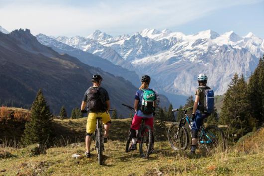 엥겔베르크 자전거 여행자들이 알프스 설산을 응시하고 있다. 스위스관광청 제공