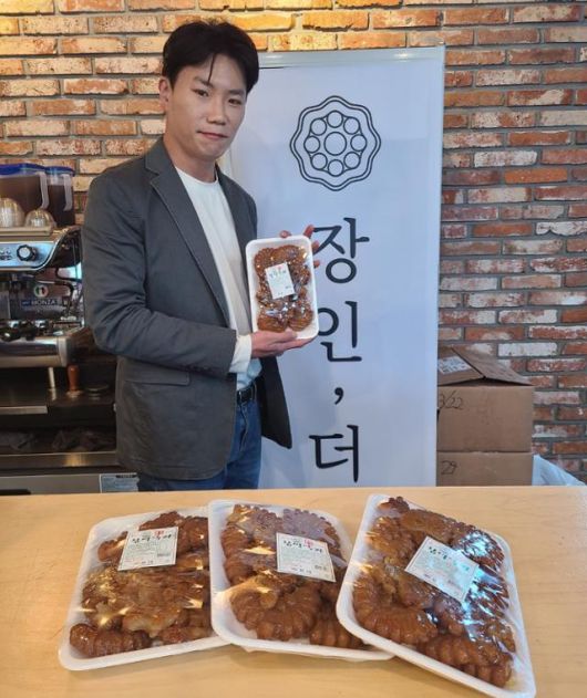 김승태 ‘장인, 더 약과’ 경기 포천 본점 카페 대표가 11일 카페 안에서 파지 약과 제품을 들어 보이고 있다. 이종구 기자