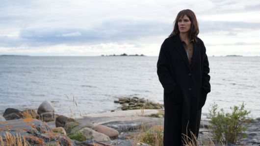 에일린은 난생처음 와 본 알래스카에서 고립감을 느끼나 직업정신으로 하루하루를 이어간다. 월트디즈니컴퍼니 코리아 제공