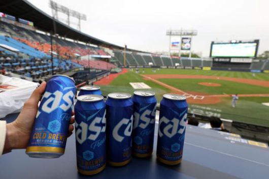 지난달 20일 오후 서울 송파구 잠실야구장에서 열린 프로야구 신한은행 SOL 2023 KBO리그 NC다이노스와 LG트윈스의 경기에서 팬들이 캔맥주를 마시며 응원하고 있다. 뉴시스