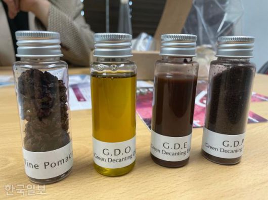 스타트업 '디캔트'는 와인 퍼미스를 업사이클링하고 있다. 사진은 말린 와인 퍼미스(왼쪽부터), 포도씨유, 퍼미스 농축액, 퍼미스 분말의 모습. 오지혜 기자