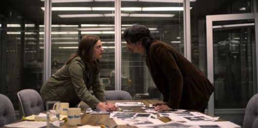 같은 신문사에서 일하는 커비(왼쪽)와 댄은 힘을 합쳐 연쇄살인범을 쫓으려 한다. 하지만 둘은 주변인들에게 요주의 인물로 낙인찍혀 있다. 애플TV플러스 제공