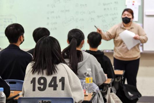 강원 원주시 북원중 학생들이 지난달 28일 사복을 입고 선생님의 설명을 듣고 있다. 원주=안다은 인턴기자