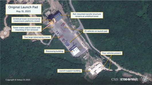 미국 전략국제문제연구소(CSIS) 산하 북한 전문 사이트 '비욘드패럴렐'이 공개한 지난달 31일 북한 서해위성발사장 위성 사진. 발사장 주변으로 차량과 크레인 등이 보인다. 연합뉴스