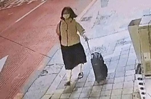 지난달 26일 정유정이 피해자 A씨를 살해한 후 자택으로 돌아가 여행용 가방을 챙겨 다시 A씨 집으로 가는 모습이 CCTV에 찍혔다. CBS 캡처