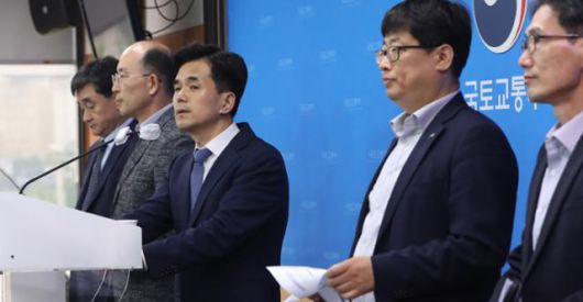 권혁진(가운데) 국토교통부 주택토지실장이 15일 정부세종청사에서 국토부 관계자들과 함께 신규 공공택지 투기 근절 대책을 발표하고 있다. 뉴스1