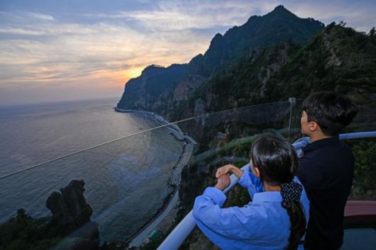 7일 경북 울릉군 북면 석포전망대에서 관광객들이 일몰을 감상하고 있다. 울릉=최주연 기자