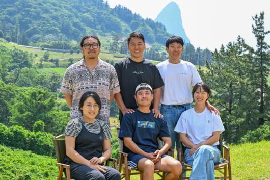 서울 등 수도권에서 경북 울릉군으로 이주한 MZ세대 박한영(뒷줄 맨 왼쪽부터 시계방향) 작곡가, 지성훈 '캄인블루' 공동대표, 장순철 '대피소 울릉' 공동대표, 김은경 '대피소 울릉' 공동대표, 정유신 '캄인블루' 공동대표, 임효은 '울릉공작소' 대표가 천부마을 송곳산을 배경으로 기념사진을 촬영하고 있다. 울릉=최주연 기자
