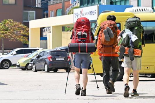 8일 경북 울릉군 저동항 여객터미널 근처에서 배낭 하나에 텐트 및 모든 소지품을 넣고 캠핑을 하는 이른바 '백패킹'을 즐기는 젊은 관광객들이 이동하고 있다. 울릉=최주연 기자