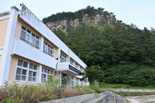 7일 경북 울릉군 서면 울릉서중학교가 폐교 이후 수년간 방치돼 있다. 울릉군은 폐교 부지에 2025년 개항 예정인 울릉공항 직원 기숙사를 건립하는 계획을 추진하고 있다. 울릉=최주연 기자