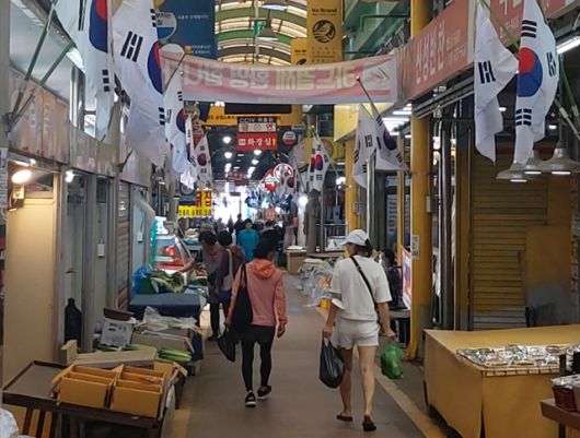 산성시장에서 장을 보고 있는 손님들. 그사이로 30대 초중반으로 보이는 여성 손님도 보인다. 최두선 기자