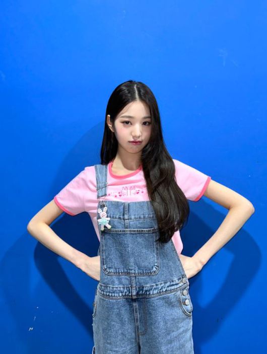 장원영은 멜빵바지를 비즈 키링으로 장식했다. 아이브 공식 SNS