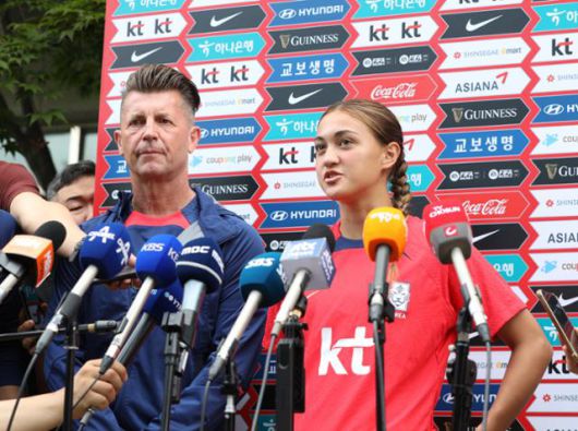 콜린 벨(왼쪽) 여자 축구대표팀 감독과 '2007년생 혼혈선수' 케이시 유진 페어가 5일 경기 파주 국가대표트레이닝센터(NFC)에서 2023 국제축구연맹(FIFA) 호주·뉴질랜드 여자 월드컵에 나서는 소감을 밝히고 있다. 파주=뉴스1