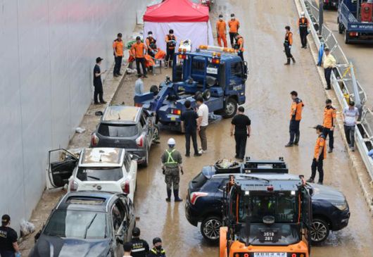 소방당국이 17일 오전 충북 청주시 오송읍 궁평2지하차도에서 침수 차량을 견인하고 있다. 연합뉴스