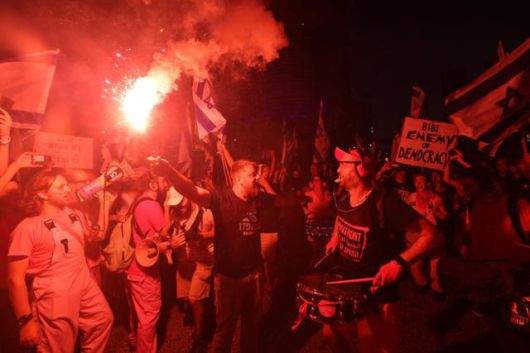 15일 이스라엘 텔아비브에서 베냐민 네타냐후 총리가 이끄는 극우 연립정부의 사법부 권한 축소 입법 시도에 항의하는 집회가 열리고 있다. 텔아비브=AFP 연합뉴스