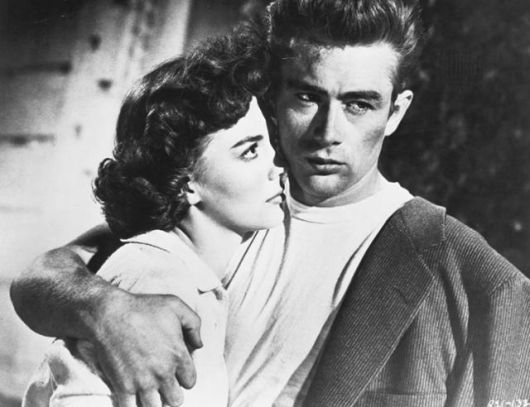 영화 '이유없는 반항'에 출연할 당시 제임스 딘(오른쪽). 한국일보 자료사진