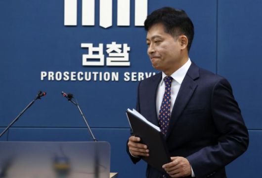 김수민 서울중앙지검 형사3부 부장검사가 11일 서울 서초구 서울고검에서 신림동 흉기난동 사건 브리핑을 위해 단상으로 이동하고 있다. 뉴시스