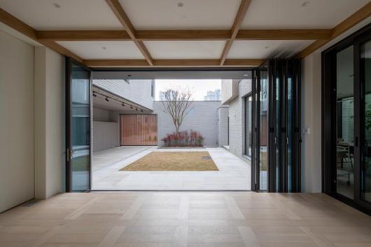 앞마당을 바라보는 대청. 편안하게 앉을 수 있는 좌식 공간으로 라운지, 다실, 온실 등으로 쓰임이 다양하다. 김재윤 건축사진작가 제공