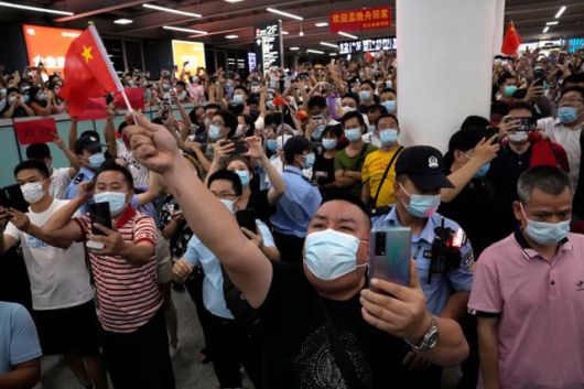 2021년 9월 25일 중국 광둥성 선전 바오안 국제공항에서 수백 명의 시민들이 멍완저우 화웨이 부회장의 귀국을 환영하고 있다. 선전=AP 연합뉴스