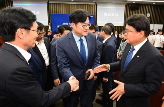 홍익표 더불어민주당 신임 원내대표가 26일 오후 서울 여의도 국회에서 열린 '21대 국회 더불어민주당 제4기 원내대표 보궐선거 의원총회'을 마친 후 의원들과 인사하고 있다. 뉴시스