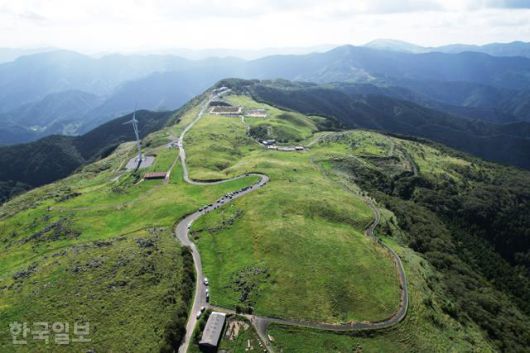 에히메현 시코쿠카르스트는 해발 1,000m가 넘는 고원 평원이다. 지표면에 노출된 카르스트지형 주변에 목장이 조성돼 있어 풍광이 시원하다.