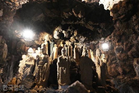 히로시마현 이쿠치 섬 전통 사찰 고산지의 '천불동'. 희망의 언덕(The Hill of Hope) 바로 아래에 위치한다.