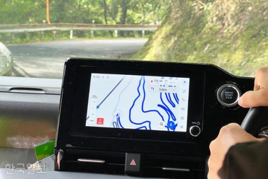 UFO라인까지 가는 도로는 굴곡과 경사가 심한 데다 좁기까지 하다. 운전에 각별히 조심해야 한다.