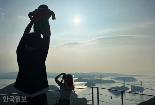 에히메현 오시마 섬의 기로산전망대에서 여행객이 기념사진을 찍고 있다.