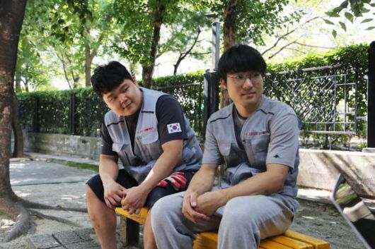 지난달 22일 오후 서울 성북구의 한 아파트 인테리어 공사 현장에서 한샘서비스 장남연(왼쪽)·신준혁 사수가 기자와 인터뷰를 하고 있다. 한샘 제공