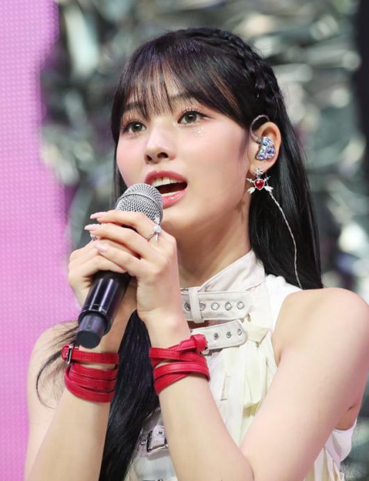 (서울=뉴스1) 권현진 기자 = 그룹 엔믹스 출신 지니(JINI)가 11일 오후 서울 서교동 메세나폴리스에서 가진 첫 EP 앨범 언 아이언 핸드 인 어 벨벳 글로브(An Iron Hand In A Velvet Glove) 쇼케이스에서 팀 엔믹스에서 갑작스러운 탈퇴하고 솔로로 데뷔하는 이유에 관한 질문에 답하고 있다. 2023.10.11/뉴스1